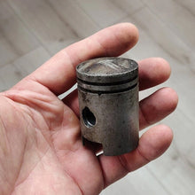 Charger l&#39;image dans la galerie, Porte-clés tête de mort Piston Art